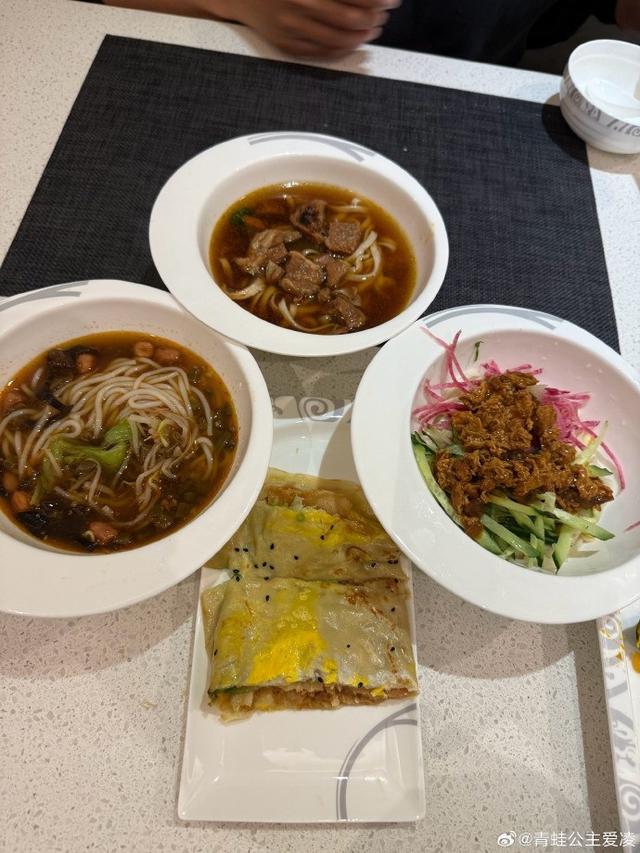 挺美！谷爱凌社媒晒北京美食打卡照，配文写道：我爱北京❤️