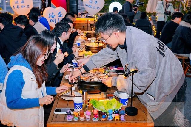 铁路单位携手60名单身青年开启城市文化交友之旅