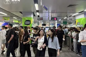 今天的杭州地铁龙翔桥站比昨天更火爆图片