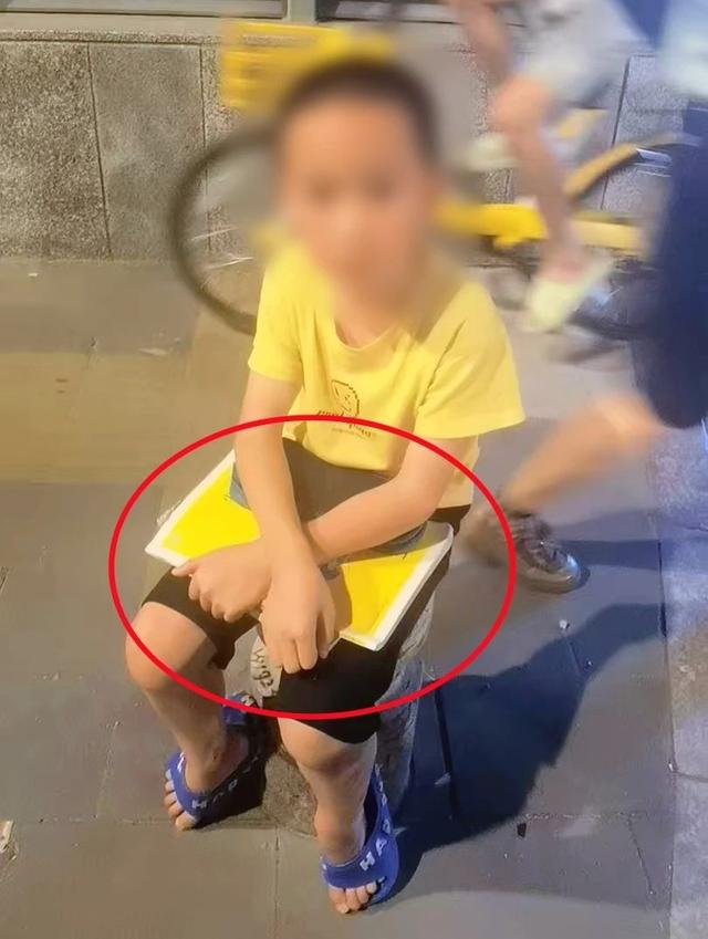 10岁男孩抱着两本作业离家出走 被警察找到时，他第一句话竟是：“警察叔叔……我作业写不完了怎么办呀？”