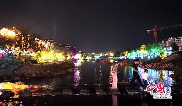 张家界武陵源：索溪河畔“NightWalk”受青睐