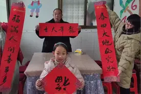 贴春联迎新春 欢欢喜喜过大年图片