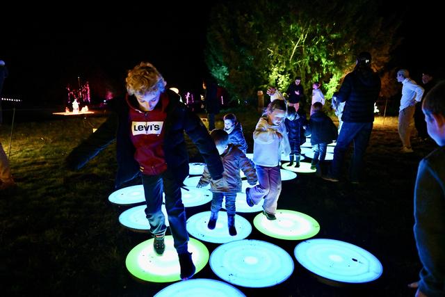 镜观欧洲｜ “光之花园——蓝精灵”主题灯光展在比利时开幕