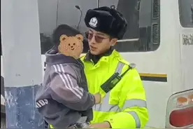这位抱孩子的警察蜀黍，也太太太温柔了吧图片