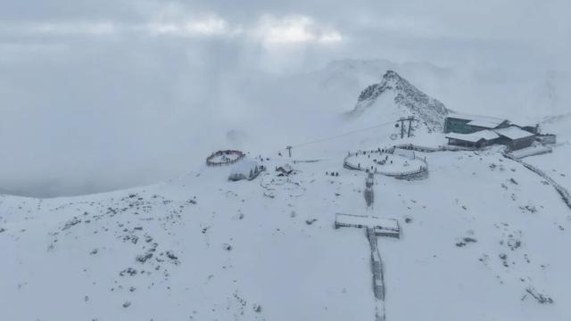 刷屏预警｜达古冰川今日大雪！山上山下，一片纯白浸心脾