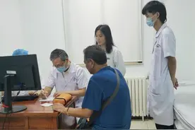 “名医下基层——实际行动解决患者看病难”顾恪波主任在十八里店社区出诊图片