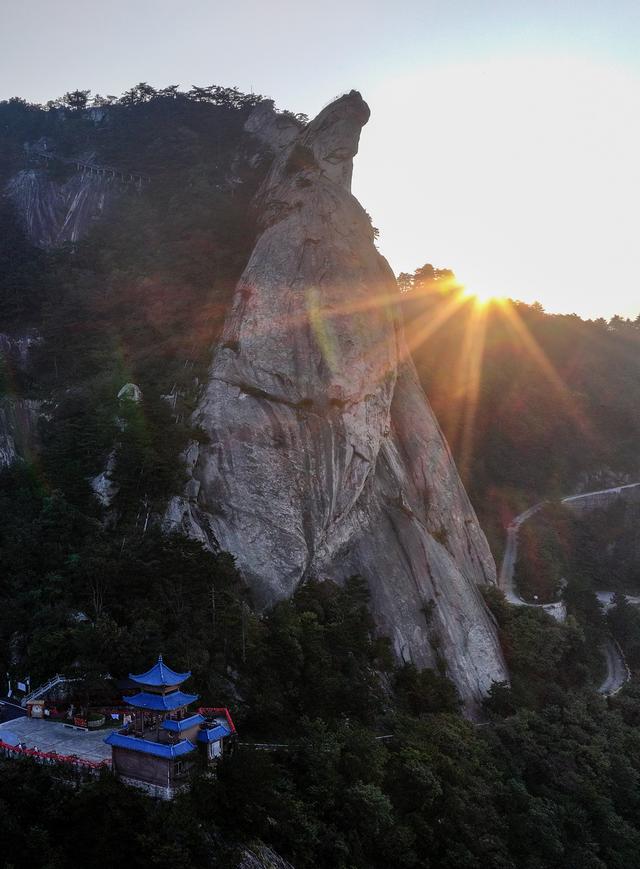 湖北龟峰山：奇峰迎旭日