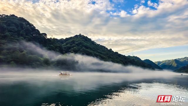 【每日一图@湖南】八月的小东江，晨雾与霞光共舞