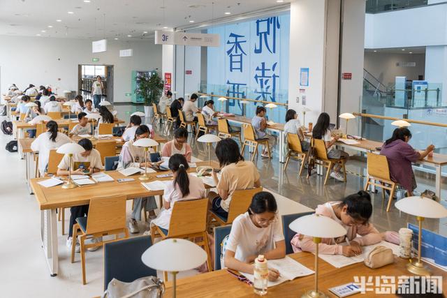 比景区更火！暑期青岛图书馆“一座难求”