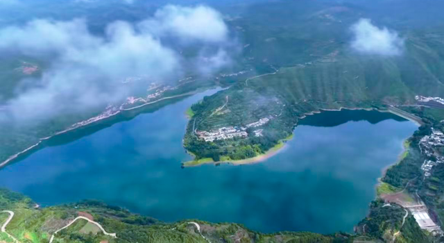 站前广场新盖一座小亭子，秋日出游更丝滑～