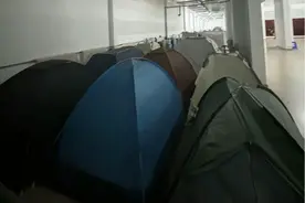 热搜第一！学生热得在楼道、操场打地铺，多所高校回应无空调图片