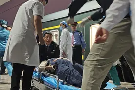 孕妇突发意外状况，120救护车通过绿色通道开上站台紧急救助图片