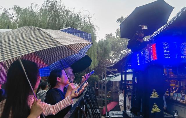 突然爆火！济南趵突泉国庆最忙的人出现了，特警小哥成热门“代拍打卡点”