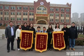 青岛故事｜ “教科书式”拾金不昧！绿化带里捡万元现金，青岛两小学生报警寻失主图片