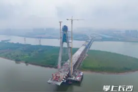 湘江上跨度最大的独塔斜拉桥主塔封顶图片