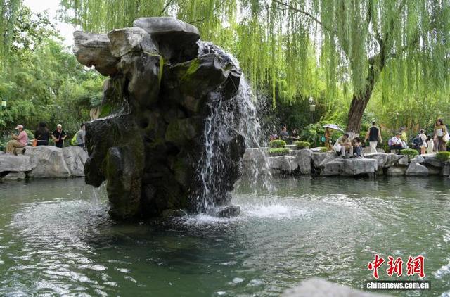 山东济南：72名泉喷涌欢腾引游人