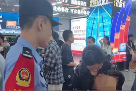 事发长沙地铁1号线！民警不到两小时捡了3个娃图片