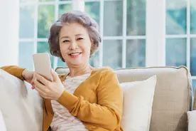 国庆长假返乡，我发现了独居老人直播间的“秘密”图片