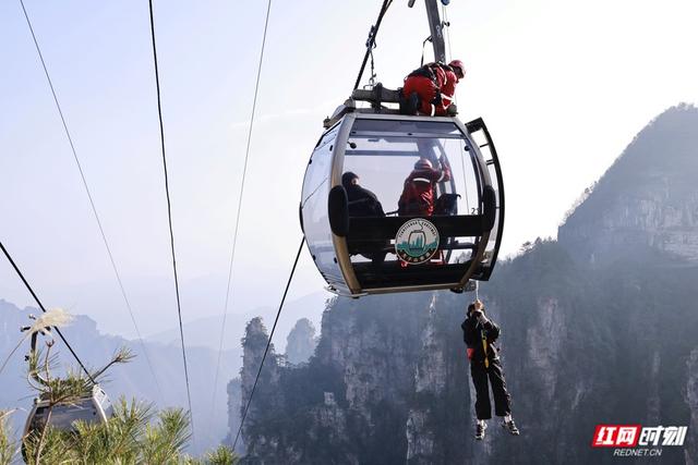 组图丨张家界天子山索道开展冬季高空救援演练