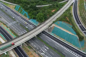 进度刷新，广贺高速四会服务区南区贯通车道沥青路面验收合格图片