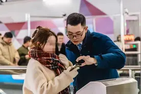 一座城市的温情，蕴藏在地铁服务的细节里 | 新京报快评图片