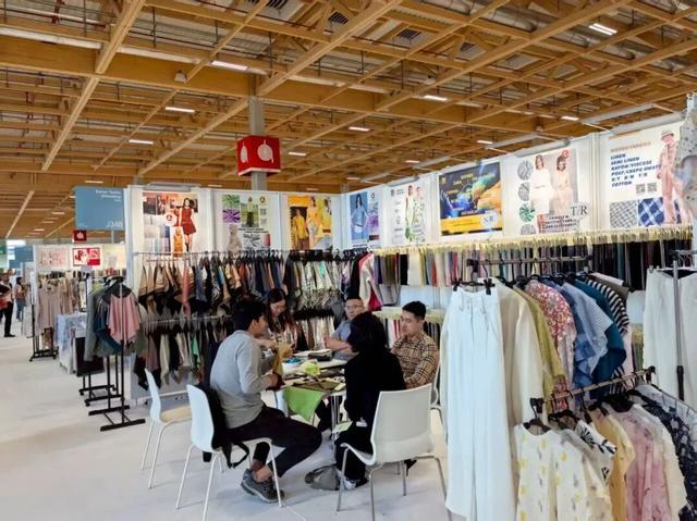 球迷观赛、商务旅行 海外华人旅游业者“双节”假期忙不停