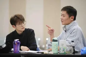 北京胡同里的“背包法官”，为何走上了国家话剧院舞台？图片