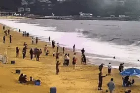 惊险！女子在景区拍照，被海浪拍倒后卷走……紧急提醒图片