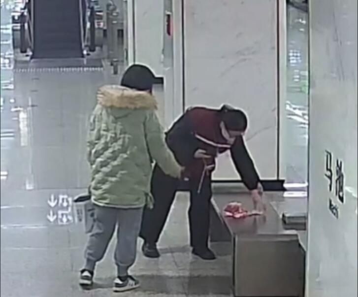 10岁男孩捡到9200元现金 武汉地铁送上今年首张“文明好乘客”纪念卡片