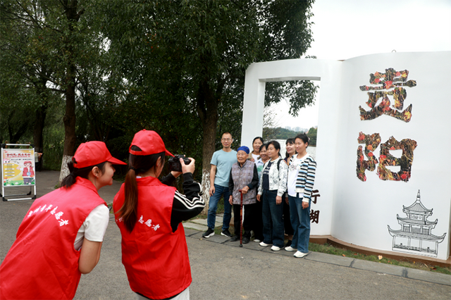 双节打卡观山湖：游客沉醉山水间 乐享诗意栖居
