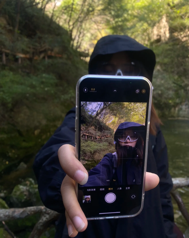 冉冉秋光色，今日又重阳！快用一场登高赏景晒一晒潮湿的心情~