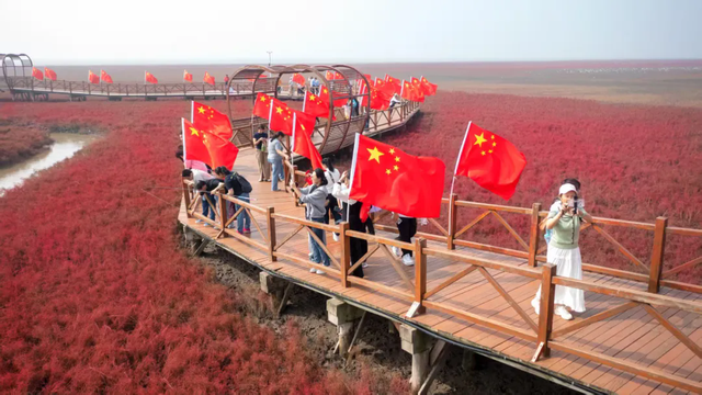红滩踏歌庆华诞，万众同心颂祖国！