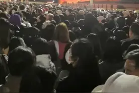 大量游客在天安门广场通宵排队看升旗：现场氛围很好，大家合唱《歌唱祖国》图片