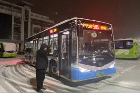 按下“减速键”的周一早高峰，上班路上的人辛苦了图片