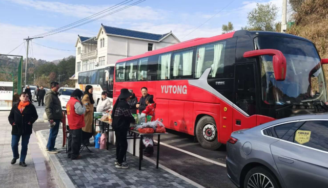 金寨县吴家店镇：部门联动护美景 志愿暖心助旅途