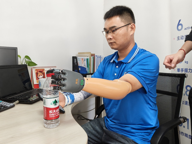 全国肢残日，残疾人快递员装上智能义肢