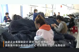 黑龙江望奎：生产车间制衣忙 农闲增收有保障图片