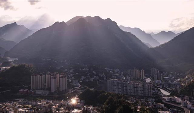 鹤峰：丁达尔光的山间暮色