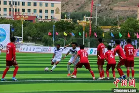 奖励唐卡和牦牛 青超联赛传统与现代交织图片