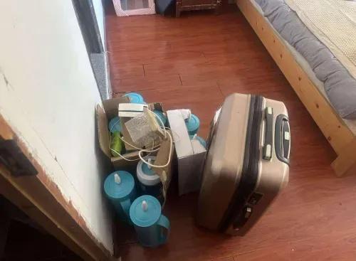 浙江一女房东打扫退租房间时，发现床上遗留2个蓝色瓶子，警方介入