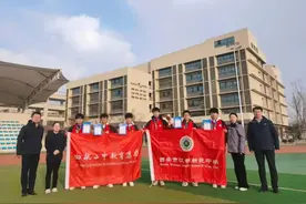 西航二中教育集团汉都新苑中学西航汉都足球俱乐部  在2024年西安市青少年足球联赛市级决赛中获季军图片