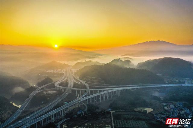 靖州冬日晨雾美成画卷，塔为珠，路为带，你确定不来看看？