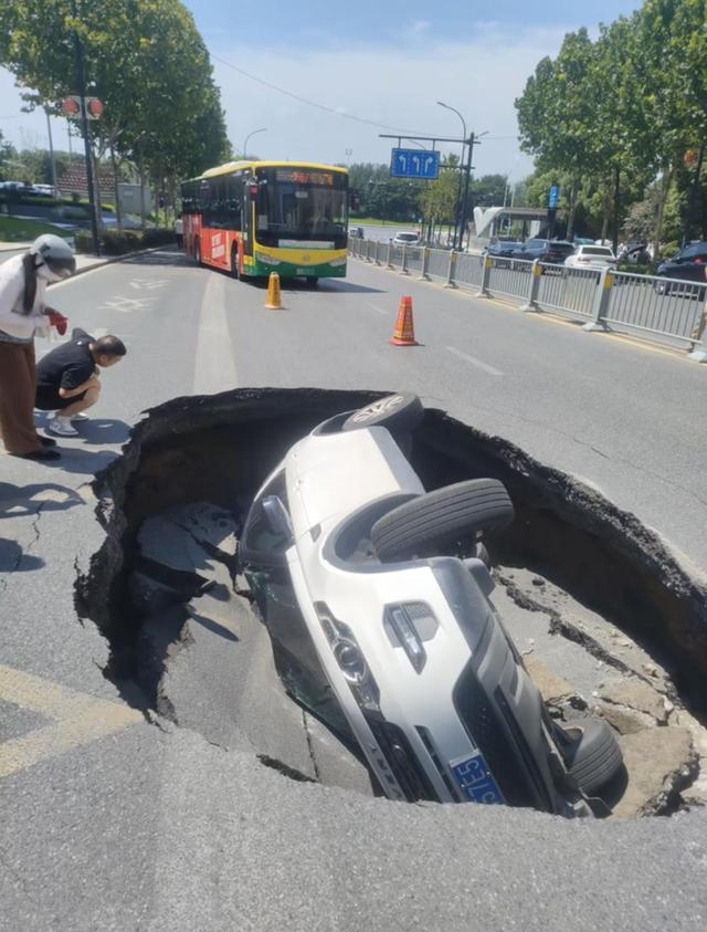 合肥一处道路突然塌陷吞没过路车辆