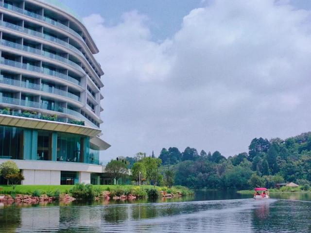 初冬，来安宁玉龙湾这个暖洋洋的图书馆坐一坐吧～