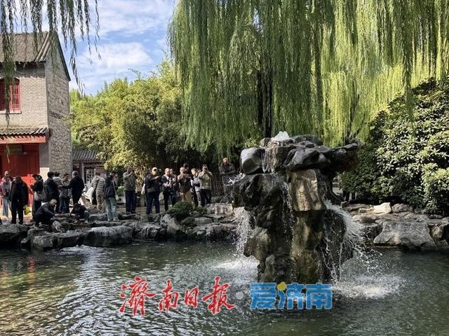 一年四季 泉在济南丨济南月牙飞瀑水量丰沛 引市民游客扎堆打卡
