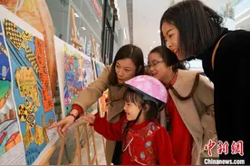青海西宁：科技创新比赛 青少年观“AI”做手工“画”科学图片