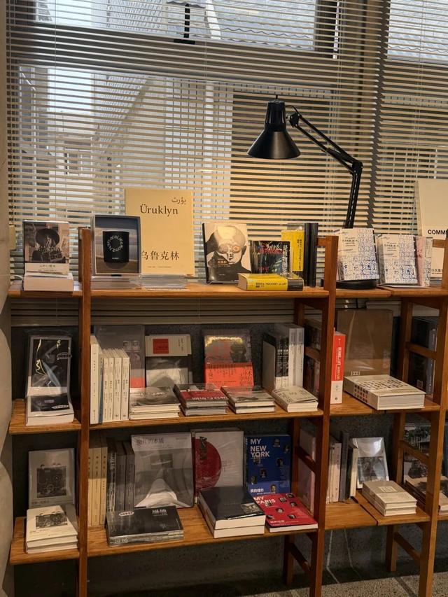 开在“亚洲花都”斗南的书店，真“香”