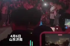 赵雷在济南奥体里开唱，无票歌迷在场外合唱应援，网友：永远会被年轻热血打动图片