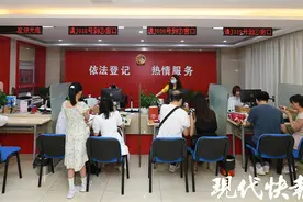 中式浪漫持续升温，江苏全省7296对新人喜领结婚证图片