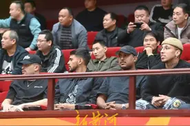 泰山队与山东男篮上演“梦幻联动”，李小恒热身赛斩获进球图片